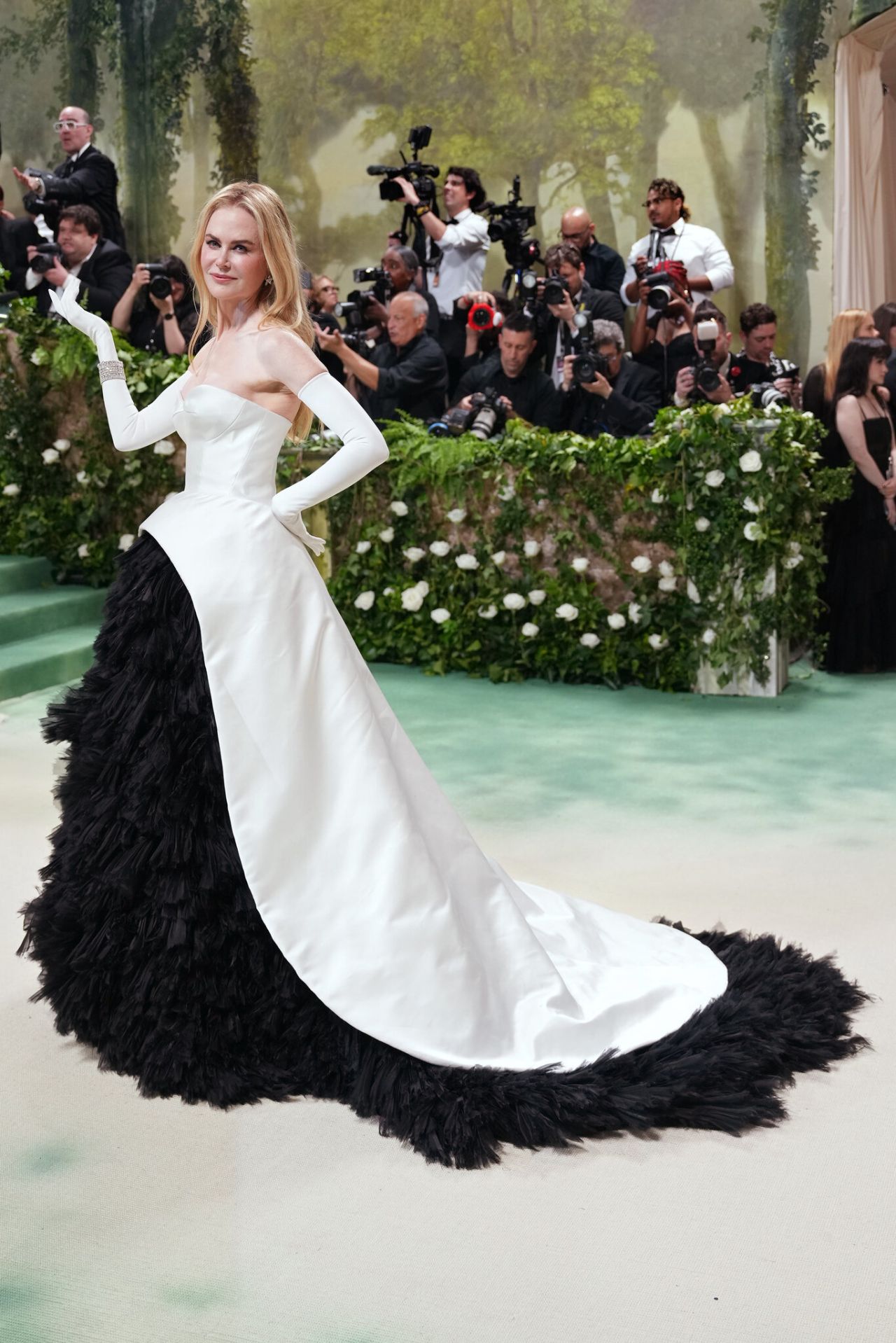 Nicole Kidman Stuns in Balenciaga Couture at 2024 Met Gala in New York03